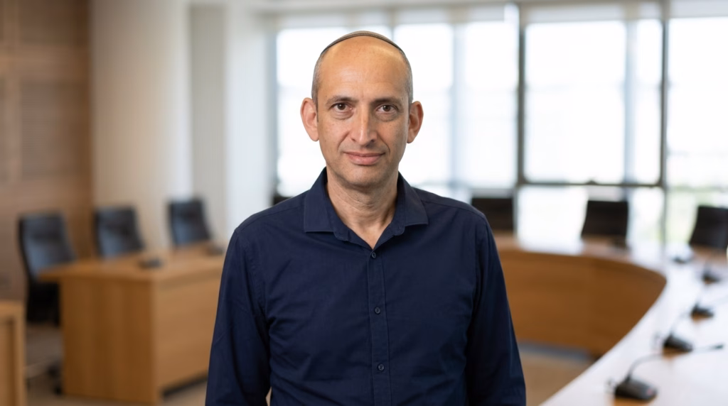 לתמונה הנוכחית חסר טקסט אלטרנטיבי. שם קובץ: Israeli_executive_man_smiling_202607131359.avif