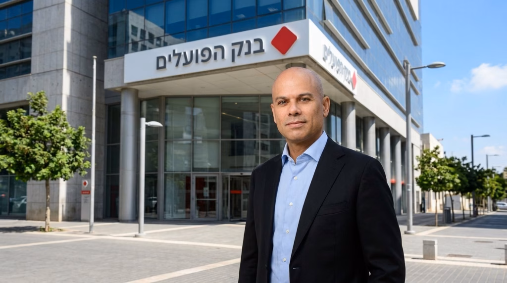 לתמונה הנוכחית חסר טקסט אלטרנטיבי. שם קובץ: Man_standing_near_bank_building_202608170927.avif
