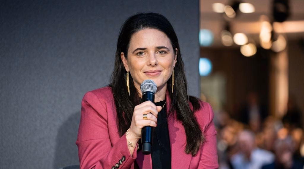 לתמונה הנוכחית חסר טקסט אלטרנטיבי. שם קובץ: ערוך_תמונת_אישה_כעיתונאית_202609031141.avif