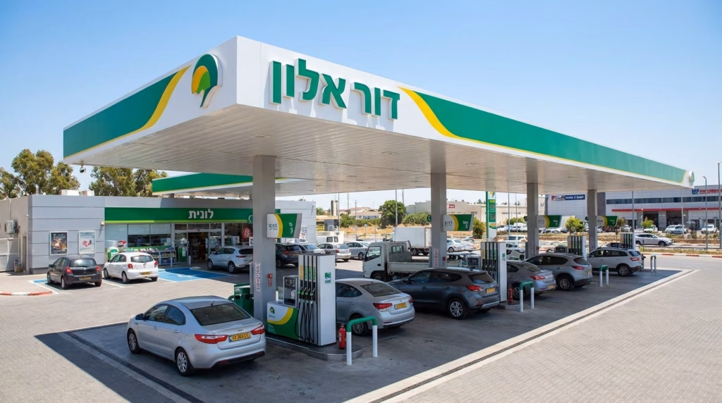 לתמונה הנוכחית חסר טקסט אלטרנטיבי. שם קובץ: Cars_fueling_at_gas_station_202609081132.avif