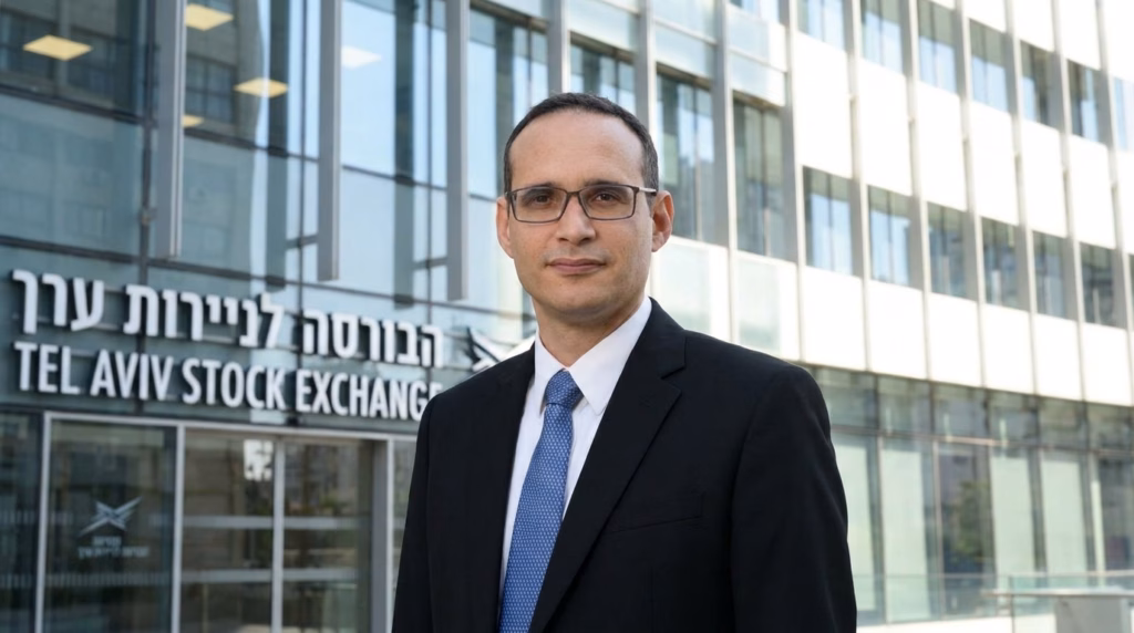 לתמונה הנוכחית חסר טקסט אלטרנטיבי. שם קובץ: Man_at_stock_exchange_building_202609081441.avif
