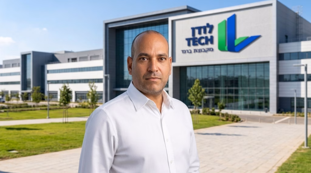 לתמונה הנוכחית חסר טקסט אלטרנטיבי. שם קובץ: Man_against_building_background_20261014093446.avif