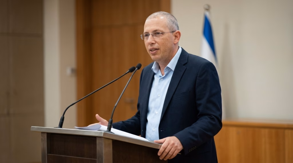 לתמונה הנוכחית חסר טקסט אלטרנטיבי. שם קובץ: Official_standing_at_podium_20261019163045.avif